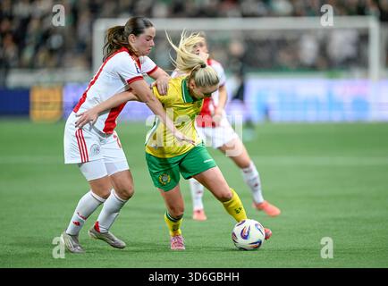 Stockholm, Schweden. November 2025. STOCKHOLM, SCHWEDEN 20251120Isa Colin von Ajax gegen Anna Jøsendal von Hammarby während des Qualifikationsspiels der UEFA Women's Europa Cup zwischen Hammarby IF und AFC Ajax in der Stockholm Arena (3Arena) am 20. November 2025 in Stockholm, Schweden. Foto: Pontus Lundahl/TT/Code 10050 dieser Text ist automatisch übersetzt Credit: TT News Agency/Alamy Live News Stockfoto