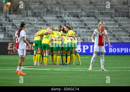 Stockholm, Schweden. November 2025. STOCKHOLM, SCHWEDEN 20251120Hammarbys Spieler jubeln vor der zweiten Halbzeit im Qualifikationsspiel 2 von 2 zwischen Hammarby IF und AFC Ajax in der 3Arena an. Foto: Pontus Lundahl/TT/Code 10050 dieser Text ist automatisch übersetzt Credit: TT News Agency/Alamy Live News Stockfoto