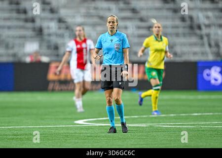 Stockholm, Schweden. November 2025. STOCKHOLM, SCHWEDEN 20251120Referee Ivana Martinčić während des Qualifikationsspiels 2 von 2 zwischen Hammarby IF und AFC Ajax am Donnerstag in der 3Arena. Foto: Pontus Lundahl/TT/Code 10050 dieser Text ist automatisch übersetzt Credit: TT News Agency/Alamy Live News Stockfoto