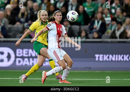 Stockholm, Schweden. November 2025. STOCKHOLM, SCHWEDEN 20251120 Danique Noordman von Ajax und Anna Jøsendal von Hammarby während des Qualifikationsspiels der UEFA Women's Europa Cup zwischen Hammarby IF und AFC Ajax in der Stockholm Arena (3Arena) am 20. November 2025 in Stockholm, Schweden. Foto: Pontus Lundahl/TT/Code 10050 dieser Text ist automatisch übersetzt Credit: TT News Agency/Alamy Live News Stockfoto