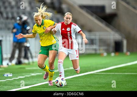 Stockholm, Schweden. November 2025. STOCKHOLM, SCHWEDEN 20251120Hammarbys Smilla Holmberg gegen Ajax's Ranneke Derks im Qualifikationsspiel 2 von 2 zwischen Hammarby IF und AFC Ajax in 3Arena. Foto: Pontus Lundahl/TT/Code 10050 dieser Text ist automatisch übersetzt Credit: TT News Agency/Alamy Live News Stockfoto