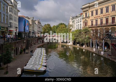 Utrecht, Niederlande - 30. August 2025 - niederländische Häuser säumen den Oudegracht oder Alten Kanal im Zentrum von Utrecht Stockfoto