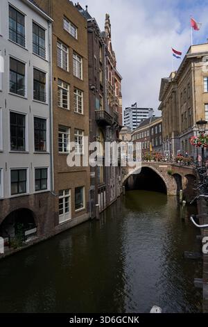 Utrecht, Niederlande - 30. August 2025 - niederländische Häuser säumen den Oudegracht oder Alten Kanal im Zentrum von Utrecht Stockfoto
