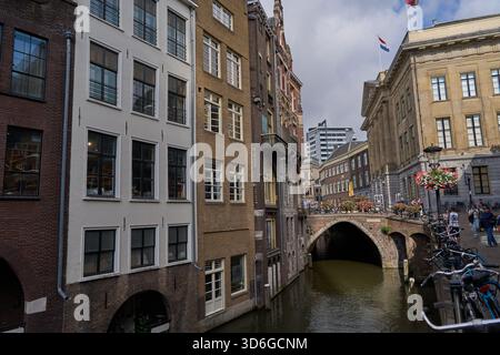 Utrecht, Niederlande - 30. August 2025 - niederländische Häuser säumen den Oudegracht oder Alten Kanal im Zentrum von Utrecht Stockfoto
