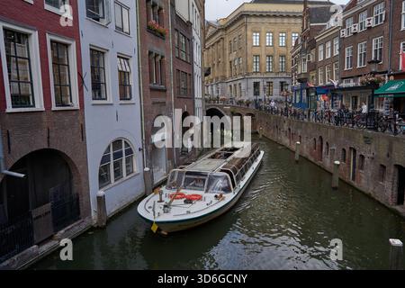 Utrecht, Niederlande - 30. August 2025 - niederländische Häuser säumen den Oudegracht oder Alten Kanal im Zentrum von Utrecht Stockfoto