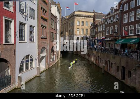Utrecht, Niederlande - 30. August 2025 - niederländische Häuser säumen den Oudegracht oder Alten Kanal im Zentrum von Utrecht Stockfoto