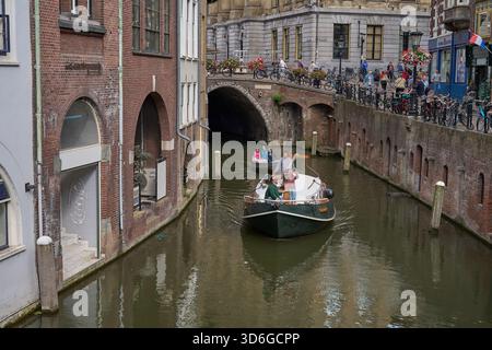 Utrecht, Niederlande - 30. August 2025 - niederländische Häuser säumen den Oudegracht oder Alten Kanal im Zentrum von Utrecht Stockfoto