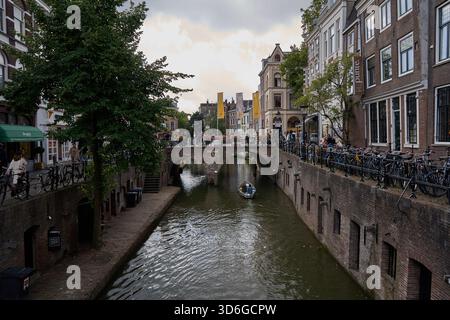 Utrecht, Niederlande - 30. August 2025 - niederländische Häuser säumen den Oudegracht oder Alten Kanal im Zentrum von Utrecht Stockfoto