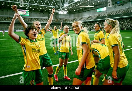Stockholm, Schweden. November 2025. STOCKHOLM, SCHWEDEN 20251120Hammarbys #60 Asato Myagawa (R) feiert mit seinen Teamkollegen nach 1-1 Treffern während des Qualifikationsspiels der UEFA Women's Europa Cup zwischen Hammarby IF und AFC Ajax in der Stockholm Arena (3Arena) am 20. November 2025 in Stockholm, Schweden. Foto: Pontus Lundahl/TT/Code 10050 dieser Text ist automatisch übersetzt Credit: TT News Agency/Alamy Live News Stockfoto