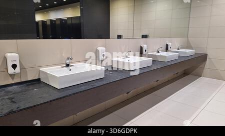 Russland, Moskau - 22. Oktober 2025. Moderne öffentliche Toiletten mit eleganten Waschbecken, Seifenspendern und einem sauberen, minimalistischen Design Stockfoto