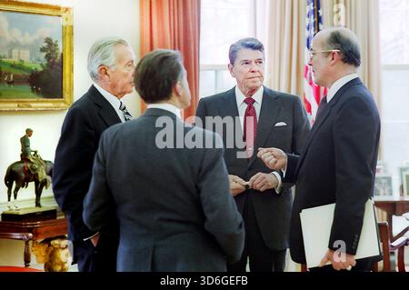 US-Präsident Ronald Reagan (2. Rechts) Treffen im Oval Office des Weißen Hauses mit Mitarbeitern (L-R) Donald Regan, Caspar Weinberger und Admiral John Poindexter zum Luftangriff in Libyen, Washington, D.C., USA, Präsident Ronald Reagan Photographic Office des Weißen Hauses, 14. April 1986 Stockfoto