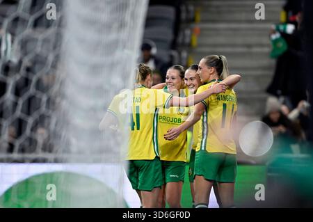 Stockholm, Schweden. November 2025. STOCKHOLM, SCHWEDEN 20251120Hammarbys Vilde Hasund (2. R) feiert mit seinen Teamkollegen, nachdem er beim Qualifikationsspiel der UEFA Women's Europa Cup zwischen Hammarby IF und AFC Ajax 3-1 Treffer erzielte 2025. Foto: Pontus Lundahl/TT/Code 10050 dieser Text ist automatisch übersetzt Credit: TT News Agency/Alamy Live News Stockfoto