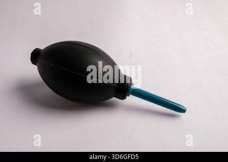 Schwarzes Gummigebläse mit blauer Düse auf weißem Hintergrund Stockfoto