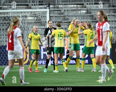 Stockholm, Schweden. November 2025. STOCKHOLM, SCHWEDEN 20251120Hammarby feiert, nachdem er 3-1 im Qualifikationsspiel des Europapokals 2 von 2 zwischen Hammarby IF und AFC Ajax in der 3Arena gewonnen hat. Foto: Pontus Lundahl/TT/Code 10050 dieser Text ist automatisch übersetzt Credit: TT News Agency/Alamy Live News Stockfoto