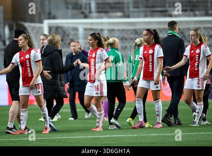 Stockholm, Schweden. November 2025. STOCKHOLM, SCHWEDEN 20251120Ajax Spieler mit Joëlle Smits und Danique Noordman in der Führung enttäuscht nach der Niederlage im Qualifikationsspiel der UEFA Women's Europa Cup zwischen Hammarby IF und AFC Ajax in der Stockholm Arena (3Arena) am 20. November 2025 in Stockholm, Schweden. Foto: Pontus Lundahl/TT/Code 10050 dieser Text ist automatisch übersetzt Credit: TT News Agency/Alamy Live News Stockfoto