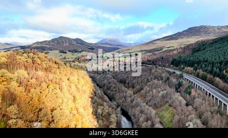 Luftdrohnenfoto mit Viadukt auf der A9 Straßen- und Eisenbahnviadukt, umgeben von einer Winterlandschaft in der Nähe von Pitlochry im schottischen Hochland Stockfoto