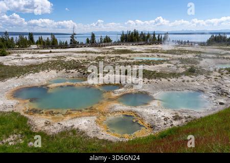 Blick auf den Yellowstone-Nationalpark in Wyoming, USA. Der Yellowstone-Nationalpark ist ein Erholungsgebiet in der Wildnis auf einem vulkanischen Hot Spot. Stockfoto