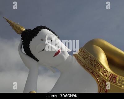 Nahaufnahme des Erleuchteten, Wat Doi Suthep liegender Buddha-Kopf an einem sonnigen Morgen. Stockfoto