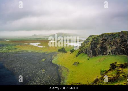 Aus der Vogelperspektive des endlosen Schwarzen Strandes, von der Halbinsel Dyrhólaey im Süden Islands Stockfoto