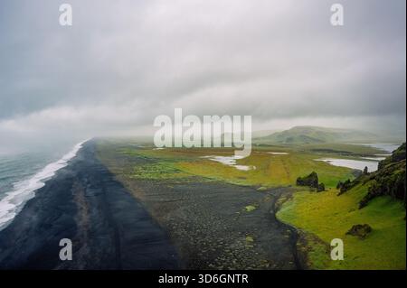 Aus der Vogelperspektive des endlosen Schwarzen Strandes, von der Halbinsel Dyrhólaey im Süden Islands Stockfoto