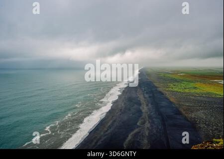 Aus der Vogelperspektive des endlosen Schwarzen Strandes, von der Halbinsel Dyrhólaey im Süden Islands Stockfoto