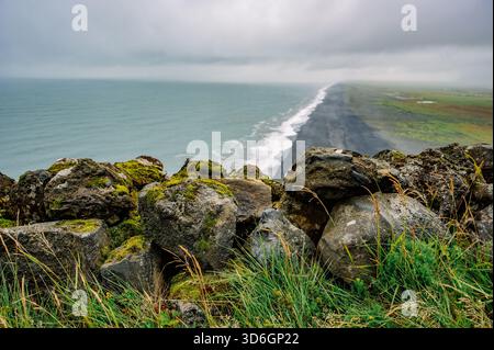 Aus der Vogelperspektive des endlosen Schwarzen Strandes, von der Halbinsel Dyrhólaey im Süden Islands Stockfoto