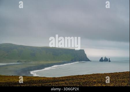 Panoramablick auf den schwarzen Sandstrand von Reynisfjara vom Aussichtspunkt Dyrhólaey an der Südküste Islands Stockfoto