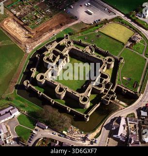Beaumaris Castle, eine berühmte mittelalterliche Festung auf der Insel Anglesey, Village Centre, 24 m westlich von Conwy. Es wird oft als eines der besten Beispiele für konzentrische Burgen in Europa mit einer steinernen Festung angesehen, konzentrisch, achteckig, gebaut: Der Bau begann 1295 unter König Eduard I. während seines Feldzugs zur Eroberung von Wales. Architekt: Meister James von St. George, Eduards oberster Schlossdesigner. UNESCO-Status: Teil des Weltkulturerbes „Burgen und Stadtmauern von König Eduard in Gwynedd“ Stockfoto