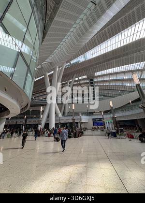 Bahnhof West Kowloon. Modernes Interieur des Hochgeschwindigkeitsbahnterminals mit Passagieren, futuristischer Architektur und geräumiger Halle in Hong Stockfoto