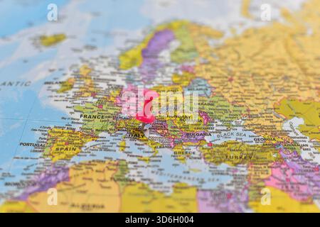 Europakarte mit roter Stecknadel auf Serbien, mit den nahe gelegenen Ländern Italien, Frankreich, Deutschland, Griechenland, Türkei, und geografisch gekennzeichnet. Stockfoto