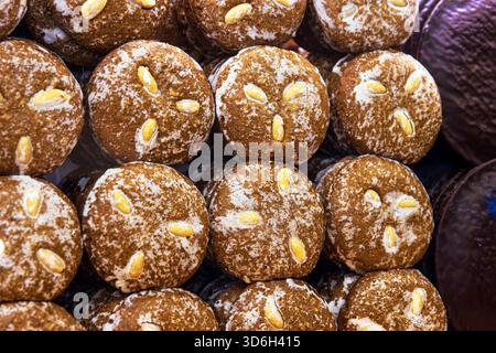 Eine Nahaufnahme von handgefertigten deutschen Lebkuchen mit Mandeln an einem weihnachtsmarkt, die Textur, Tradition und Feiertagskunst zeigen Stockfoto