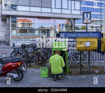 Mitarbeiter der PIN AG an einem grünen Postfach vor dem U-Bahn-Eingang am Ernst-Reuter-Platz, Berlin Stockfoto