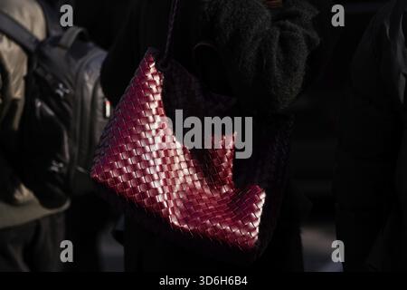 Mailand, Italien - 24. Februar 2024: Frau trägt Bottega Veneta Tasche, Street Style Details und modisches Outfit Stockfoto