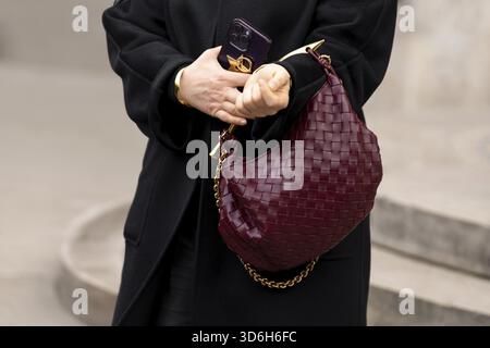 Mailand, Italien - 24. Februar 2024: Frau trägt Bottega Veneta Tasche, Street Style Details und modisches Outfit Stockfoto