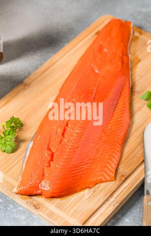 Frisches, rohes Lachsfilet aus biologischem Anbau, zubereitet mit Kräutern Stockfoto