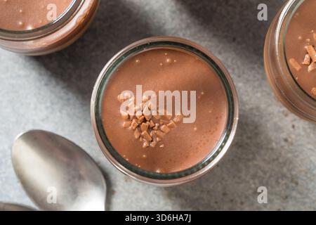 Süße dunkle Schokolade Mousse Pudding Parfait in einem Glasbehälter Stockfoto