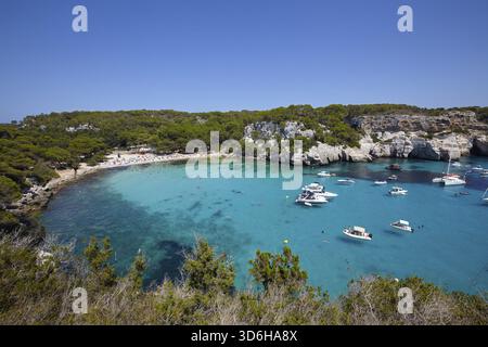 Erhöhter Blick auf Cala Macarella auf Menorca, Balearen, Spanien Stockfoto