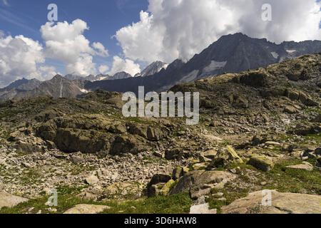 Dramatischer Blick auf die zerklüftete Berglandschaft mit felsigem Gelände und hoch aufragenden Gipfeln, teilweise mit Schnee bedeckt. Die Szene spielt unter bewölktem Himmel Stockfoto