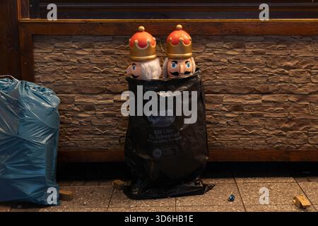 Frankfurt, Hessen, Deutschland. November 2025. Zwei dekorative Nussknacker liegen in einer Plastiktüte vor einem Weihnachtsmarkt in Frankfurt, vor der Marktöffnung am Montag, den 24. November. (Kreditbild: © Matias Basualdo/ZUMA Press Wire) NUR REDAKTIONELLE VERWENDUNG! Nicht für kommerzielle ZWECKE! Stockfoto