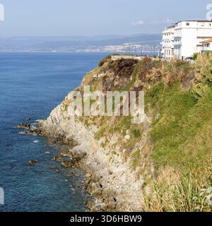 Blick auf die Küste in Süditalien. Malerische Aussicht von der obersten Klippe mit Blick auf das Meer. Kalabrische Küste mit erodierten Klippen am Strand Stockfoto