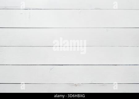 Weiße Holzkiefer Planken Textur. Schäbiger schicker Hintergrund. Oberfläche aus gewaschenen lackierten Hölzern. Holztisch Ansicht Horizontale Zusammensetzung. Neues natürliches Weiß Stockfoto