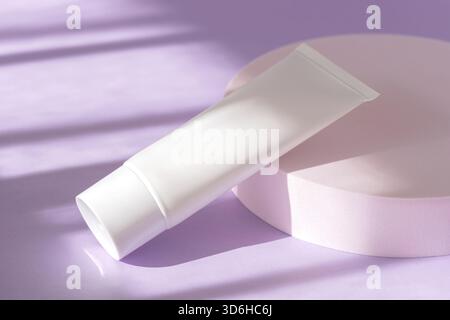 Schönheit Kosmetik Creme Creme Stand Hintergrund. Mockup der Kosmetikmarke auf dem Podium-Podest. Hautpflege-Produktschablone, Sonnenschutzröhre Produkt p Stockfoto