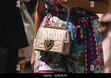 Mailand, Italien - 17. Juni 2023: Frau trägt Dolce Gabbana Tasche, Street Style Details und modisches Outfit Stockfoto