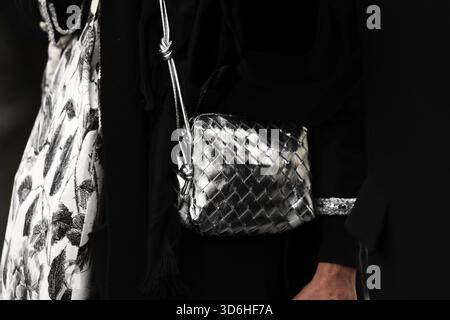 Mailand, Italien - 24. Februar 2024: Frau trägt Bottega Veneta Tasche, Street Style Details und modisches Outfit Stockfoto
