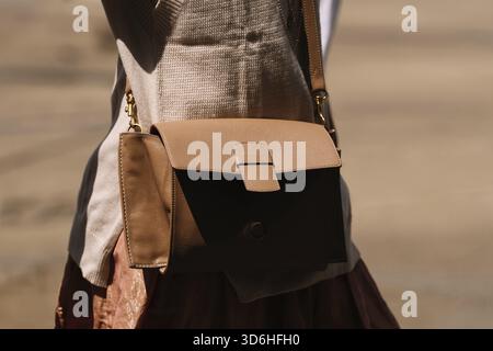 Mailand, Italien - 17. Juni 2023: Frau trägt Lederhandtasche. Modische Frauen-Outfit-Detail, Street-Style Stockfoto