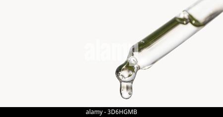 Kosmetische Pipette mit ätherischem Öltropfen, Serum mit Peptiden, Hyaluronsäure auf weißem Hintergrund. Nahaufnahme des blauen Tropfens, fallender Tropfen aus nächster Nähe Stockfoto