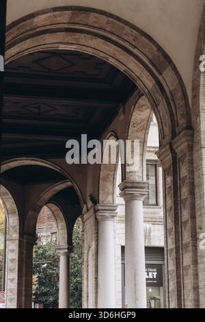 Mailand, Italien - 13. November 2022: Architektur im historischen Teil von Mailand, vertikale Ansicht Stockfoto