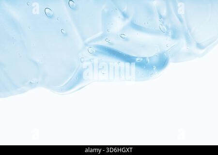 Creme Gel blau transparent kosmetische Probe mit Blasen isoliert auf weißem Hintergrund. Gesichts-Serum-Textur. Klare Hautpflegeprodukte verschmieren Nahaufnahme. Hand Stockfoto