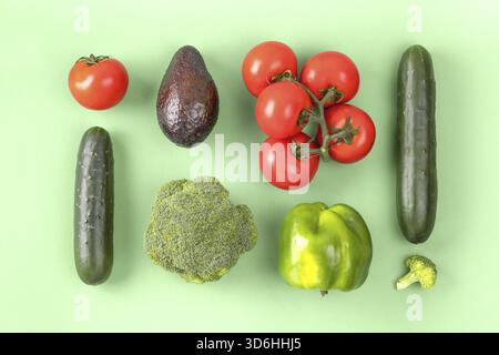 Kreatives Layout aus Pfeffer, Avocado, Gurke, Brokkoli und Tomaten. Flache Lage, Draufsicht. Lebensmittelkonzept Stockfoto
