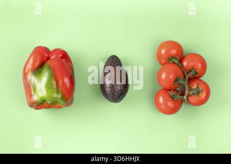 Kreatives Layout aus Pfeffer, Avocado und Tomaten. Flache Lage, Draufsicht. Lebensmittelkonzept Stockfoto